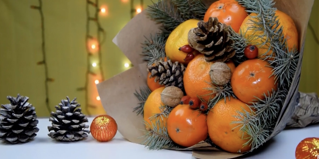 Новогодний букет из фруктов с шишками, орехами и ягодами Дополните композицию шишками, орехами и ягодами