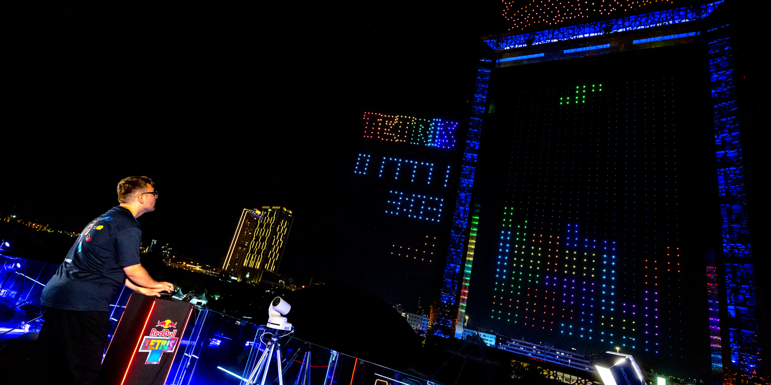 В Дубае сыграли в самый большой в мире «Тетрис» — с дронами в роли фигур