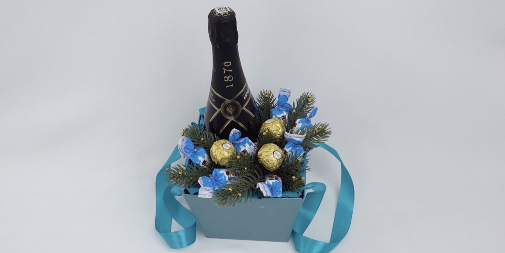 Новогодний букет из конфет и игристого Как сделать новогодний букет своими руками из конфет и игристого