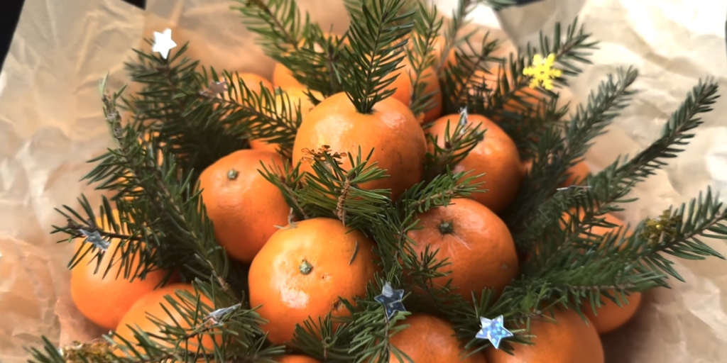 Новогодний букет из фруктов Как сделать новогодний букет из фруктов своими руками