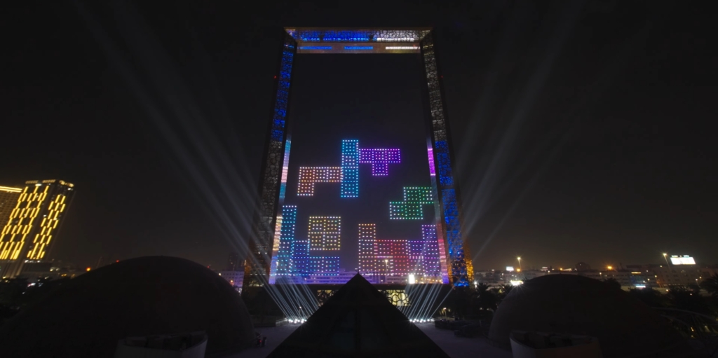 В Дубае сыграли в самый большой в мире «Тетрис» — с дронами в роли фигур