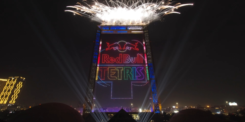 В Дубае сыграли в самый большой в мире «Тетрис» — с дронами в роли фигур