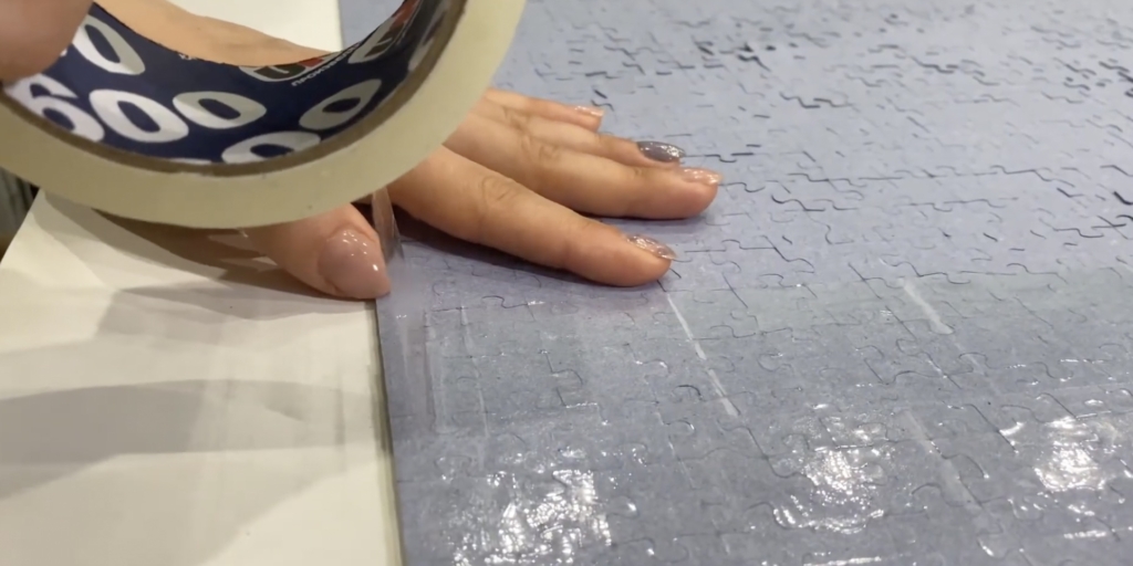 Как склеить пазлы скотчем, чтобы повесить на стену