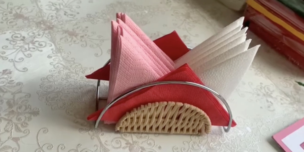Как красиво сложить бумажные салфетки в салфетницу в виде короны