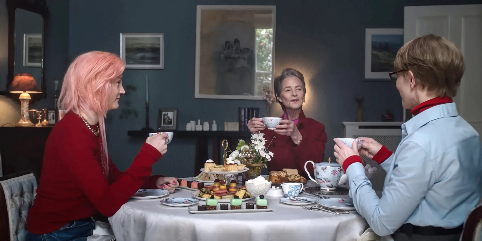 Кадр из фильма «Отец мать сестра брат» 2025 года