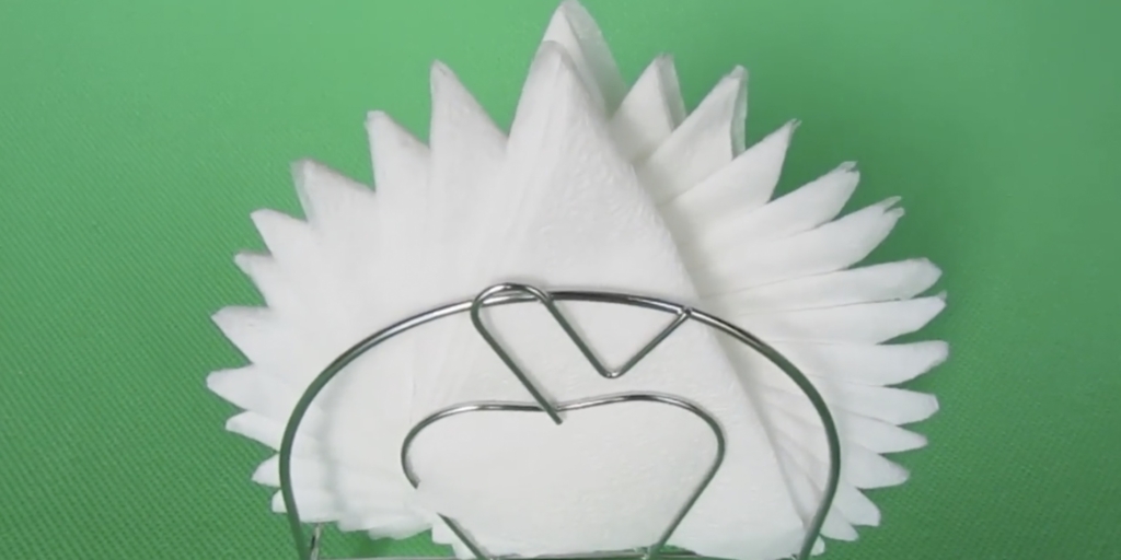 Как красиво сложить бумажные салфетки в салфетницу веером