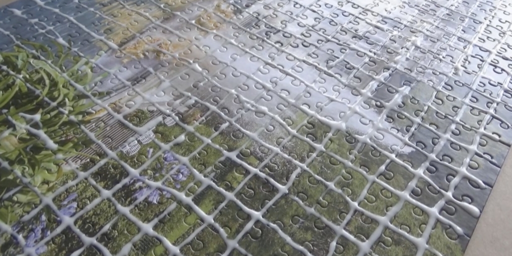 Как склеить пазлы клеем ПВА: намажьте состав