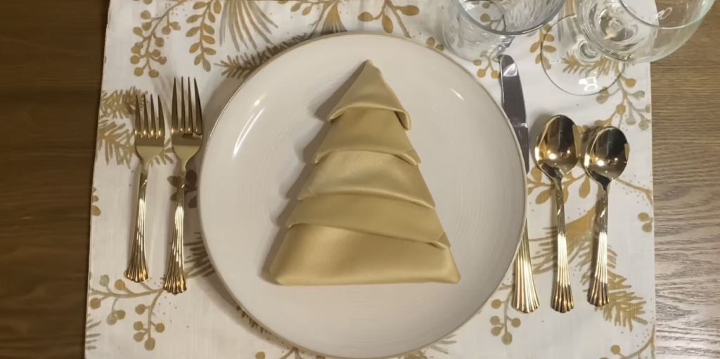 Как красиво сложить бумажные и тканевые салфетки ёлочкой
