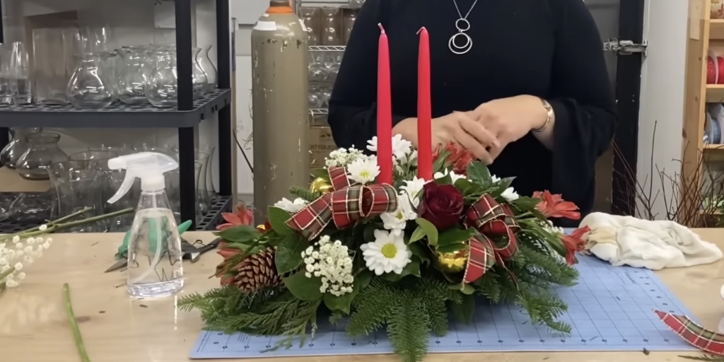 Новогодний букет-композиция для праздничного стола Как сделать новогодний букет-композицию для праздничного стола