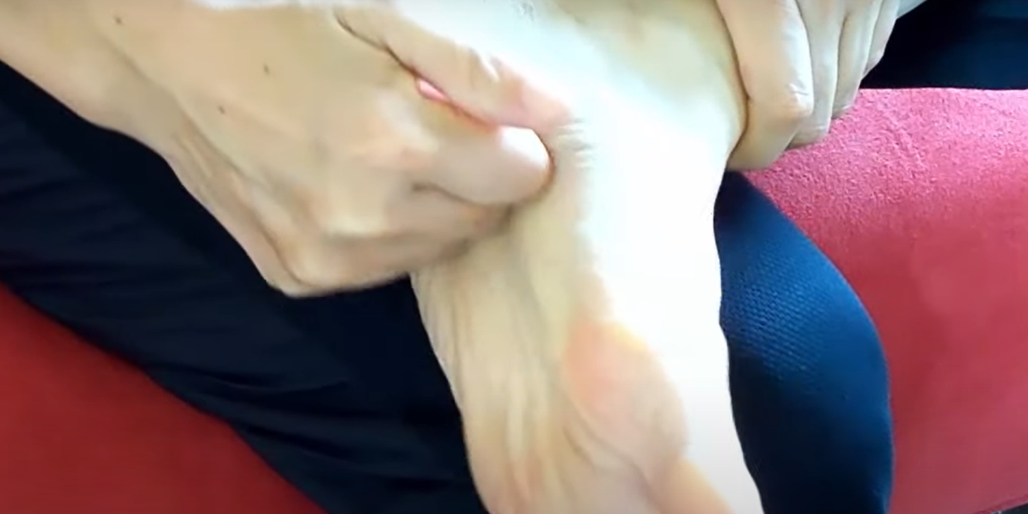 Проработайте ступни костяшками пальцев Как делать массаж стоп ног: проработайте ступни костяшками пальцев