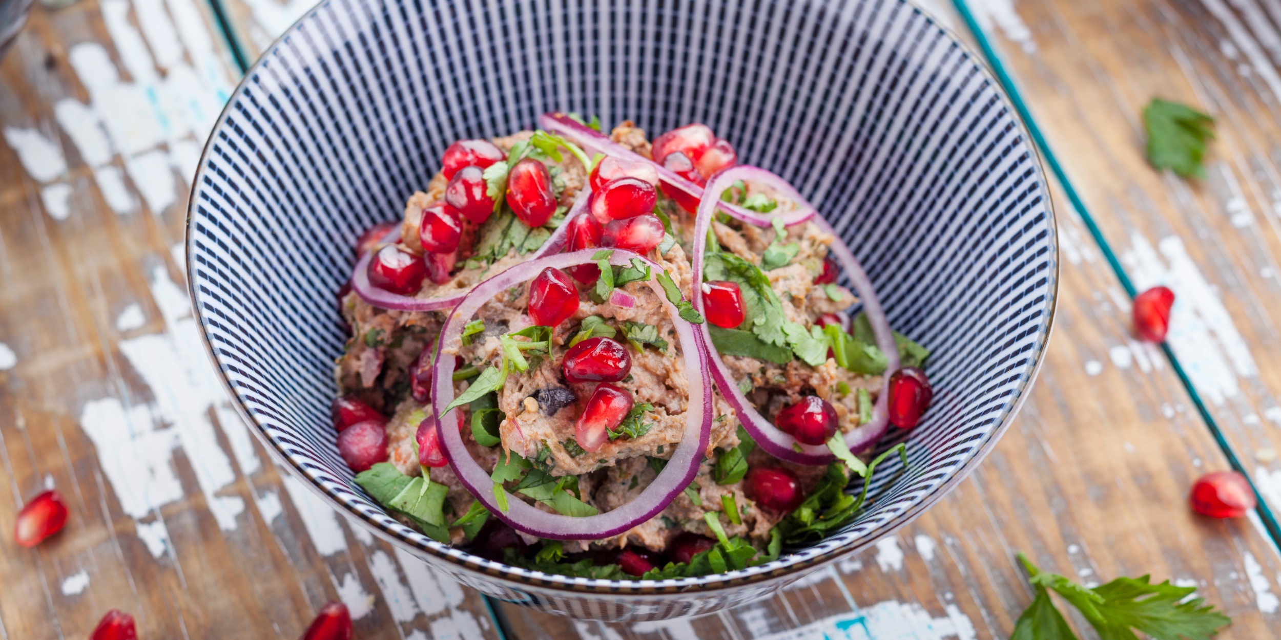 Грузинский салат «Ацецили» с курицей, баклажанами и гранатом: рецепт