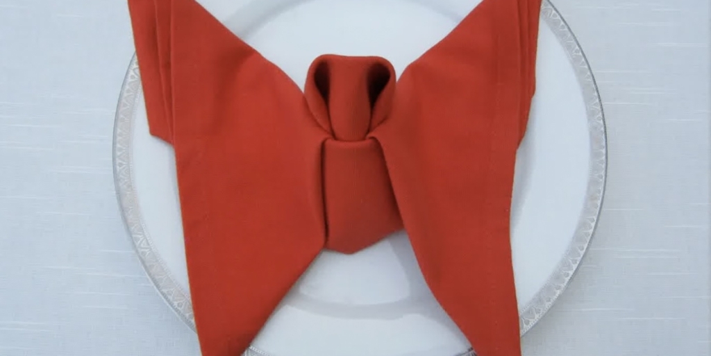 Как красиво сложить бумажные салфетки на праздничный стол в виде бабочки