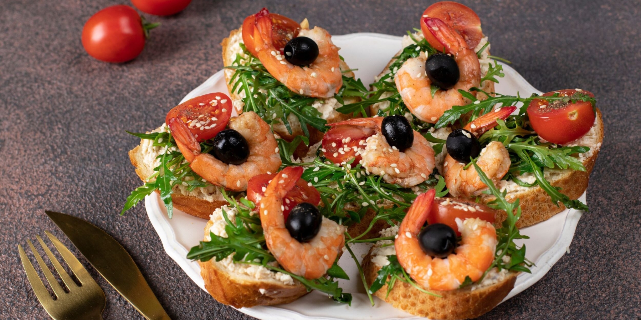 Брускетты с креветками, крем-сыром и руколой