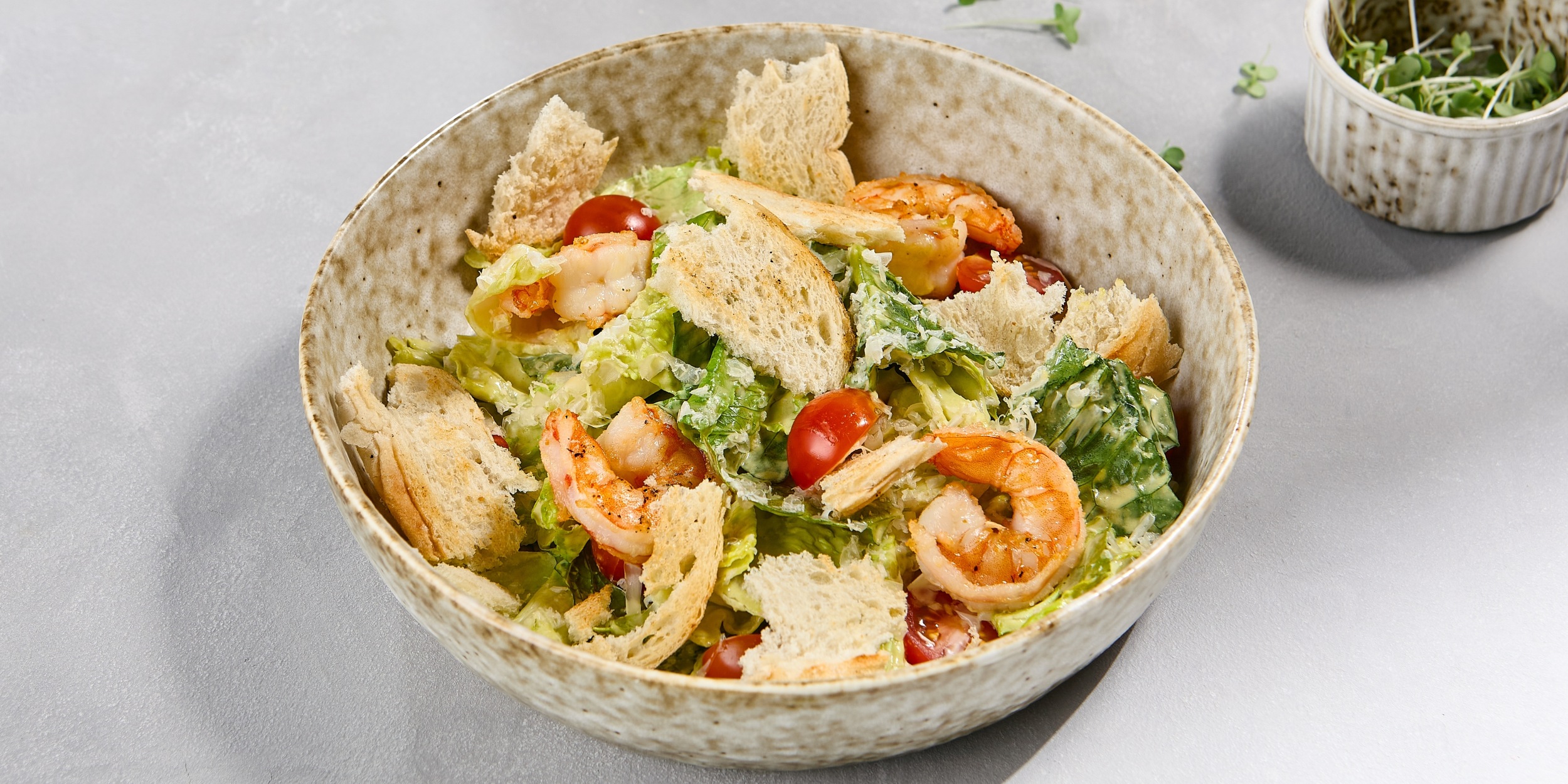 Аппетитный салат цезарь с креветками и сухариками за 25 минут: рецепт