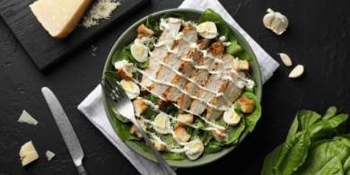 Салат цезарь с перепелиными яйцами в эффектной подаче