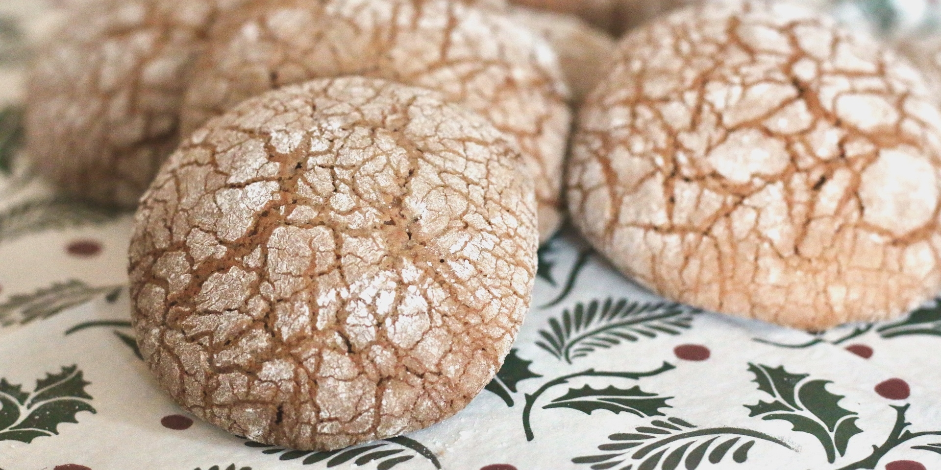 Шоколадное печенье с трещинками — простое, но очень эффектное