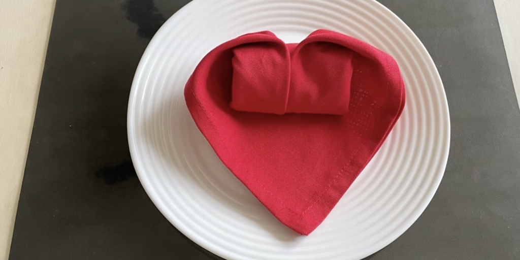 Как красиво сложить бумажные салфетки на праздничный стол в виде сердца