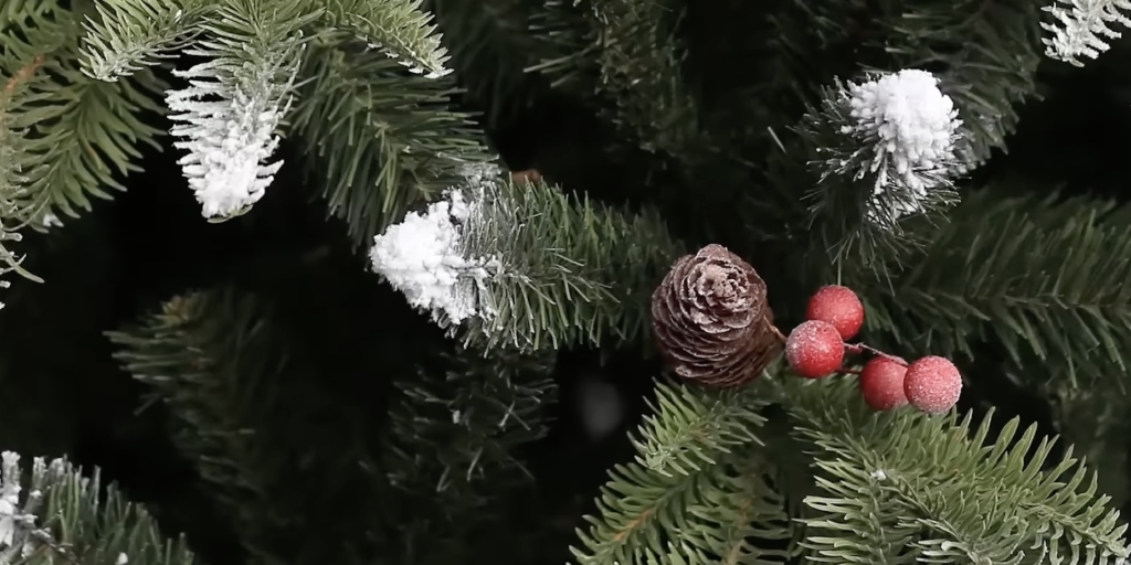 Ёлка с декором Рассмотрите декор