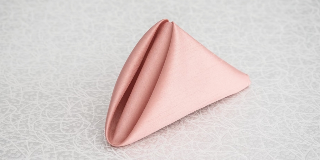 Как красиво сложить бумажные и тканевые салфетки пирамидой