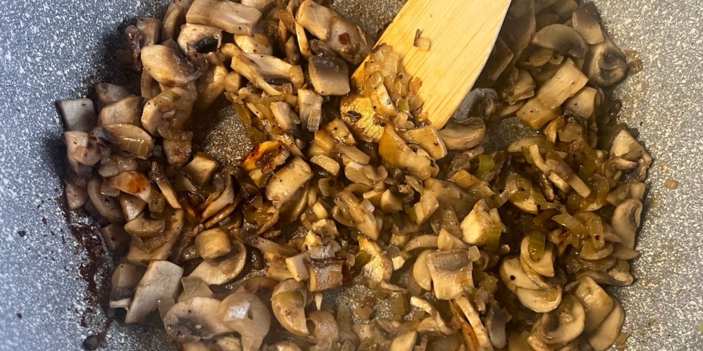 Пожарьте грибы с луком Салат «Лошадь» на Новый год — 2026. Пожарьте грибы с луком