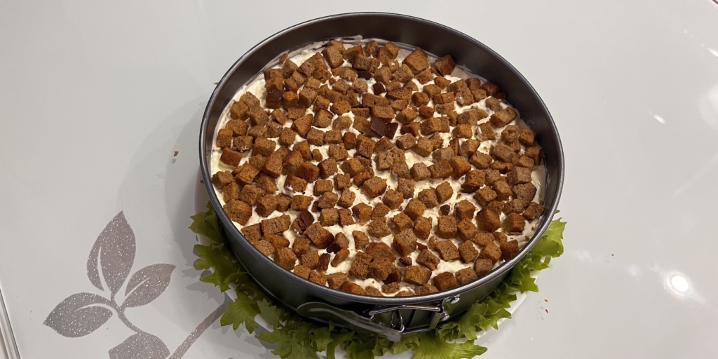 Посыпьте сухариками Салат «Курица под кайфом»: Посыпьте сухариками