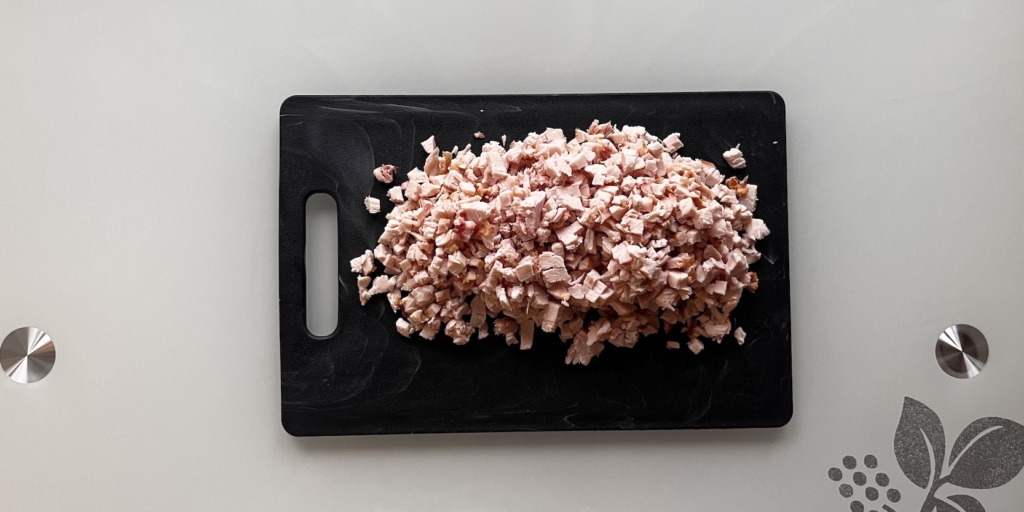 Нарежьте курицу Салат «Курица под кайфом»: Нарежьте курицу