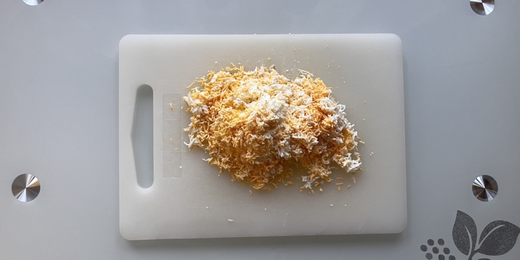 Натрите яйца Салат «Курица под кайфом»: Натрите яйца