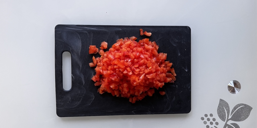 Нарежьте помидоры Салат «Курица под кайфом»: Нарежьте помидоры