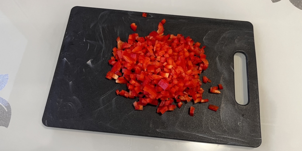 Нарежьте перец Салат «Курица под кайфом»: Нарежьте перец