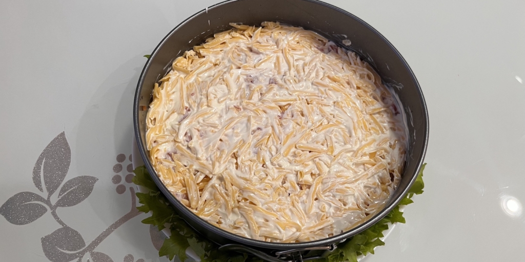 Добавьте сыр Салат «Курица под кайфом»: Добавьте сыр