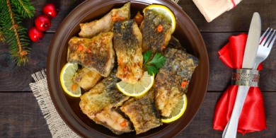Вкусный жареный карп в маринаде из соевого соуса на новогодний стол