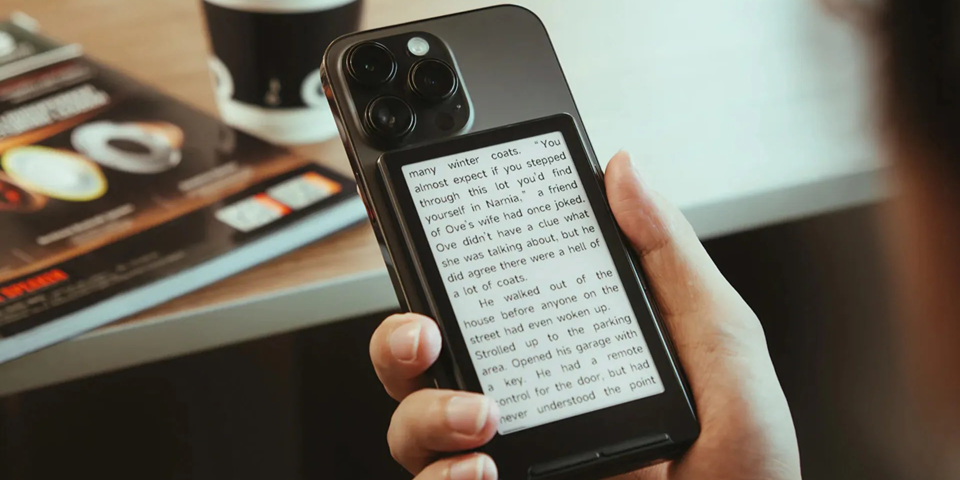 Представлен мини‑ридер Xteink X4, который крепится к смартфону и работает 2 недели