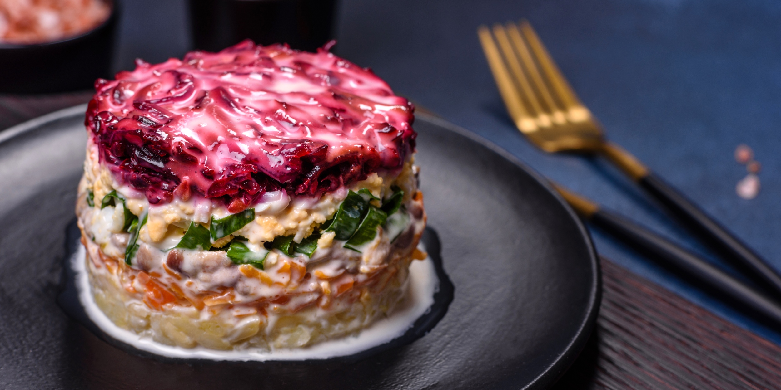 Слоёный салат «Король в гневе» с говядиной и свёклой: рецепт