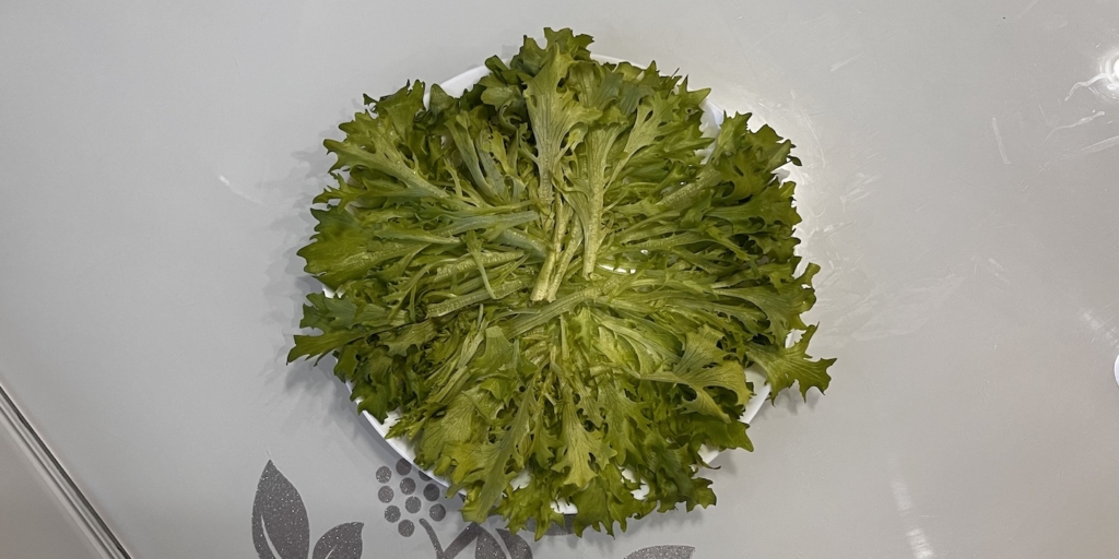 Выложите листья салата на блюдо Салат «Курица под кайфом»: Выложите листья салата на блюдо