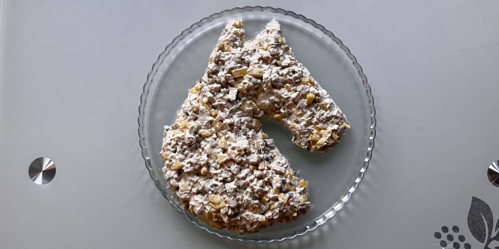 Сформируйте основу салата Салат «Лошадь» на Новый год — 2026. Сформируйте основу салата