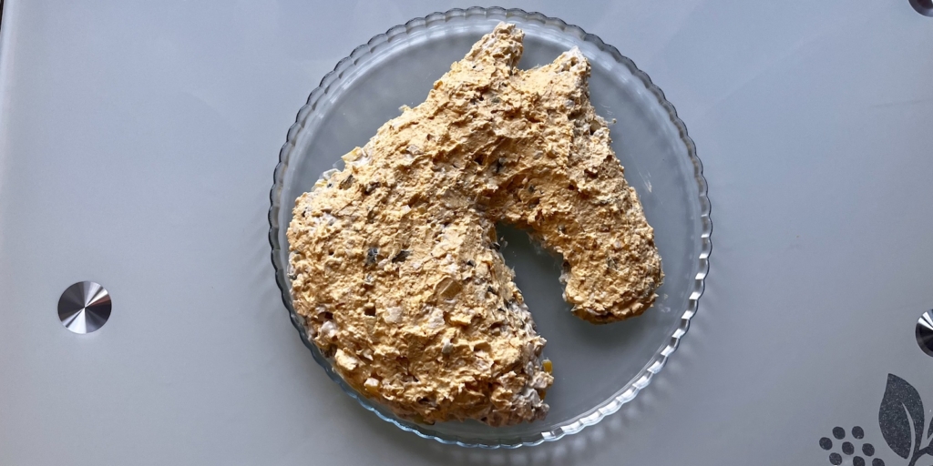 Смажьте массой из желтков Салат «Лошадь» на Новый год — 2026. Смажьте массой из желтков