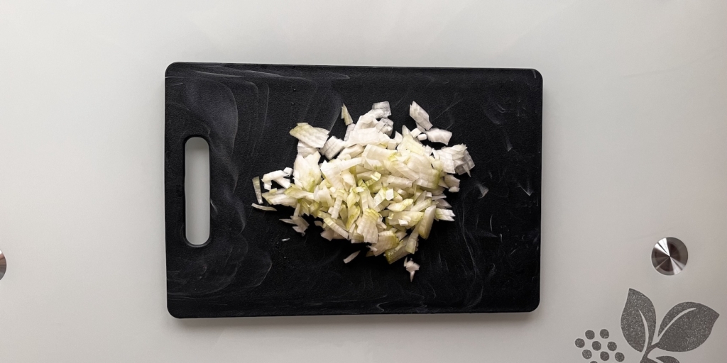 Нарежьте лук Салат «Лошадь» на Новый год — 2026. Нарежьте лук