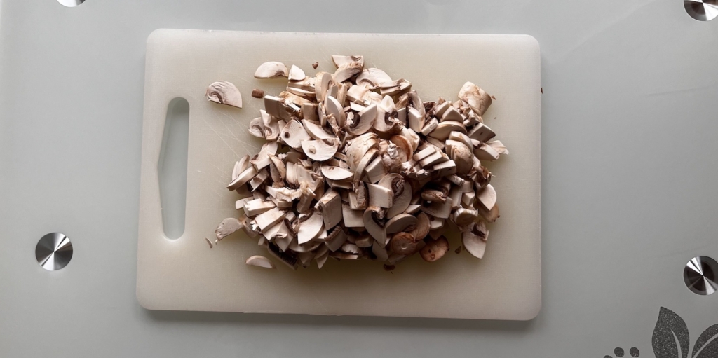 Нарежьте шампиньоны Салат «Лошадь» на Новый год — 2026. Нарежьте шампиньоны