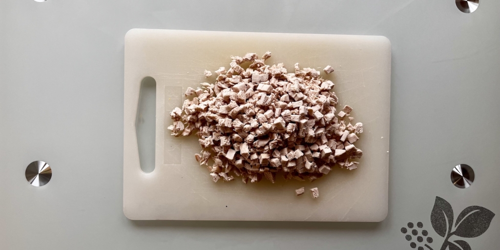 Нарежьте курицу Салат «Лошадь» на Новый год — 2026. Нарежьте курицу