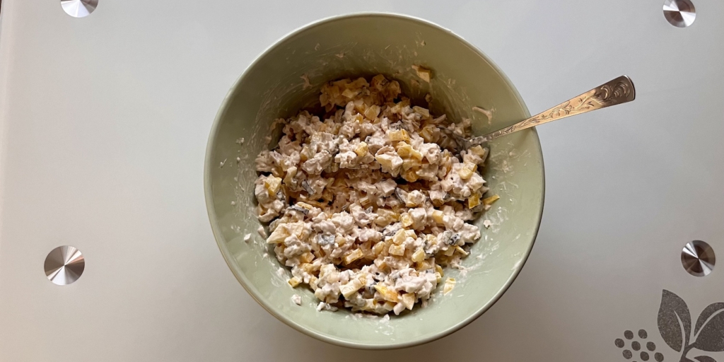 Смешайте курицу, перец и огурцы Салат «Лошадь» на Новый год — 2026. Смешайте курицу, перец и огурцы