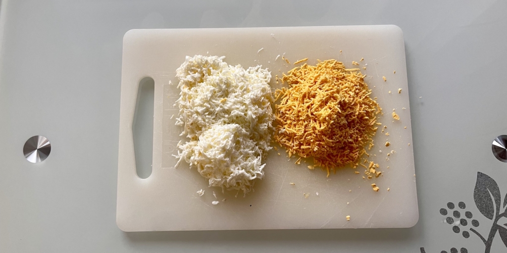 Натрите яйца Салат «Лошадь» на Новый год — 2026. Натрите яйца