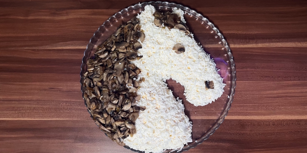 Украсьте грибами Салат «Лошадь» на Новый год — 2026. Украсьте грибами