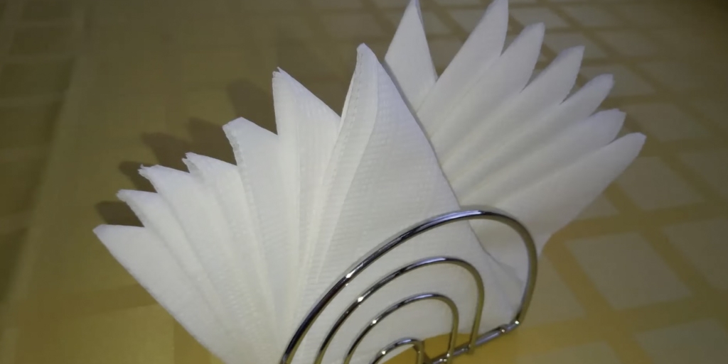 Как красиво сложить бумажные салфетки в салфетницу двойным веером