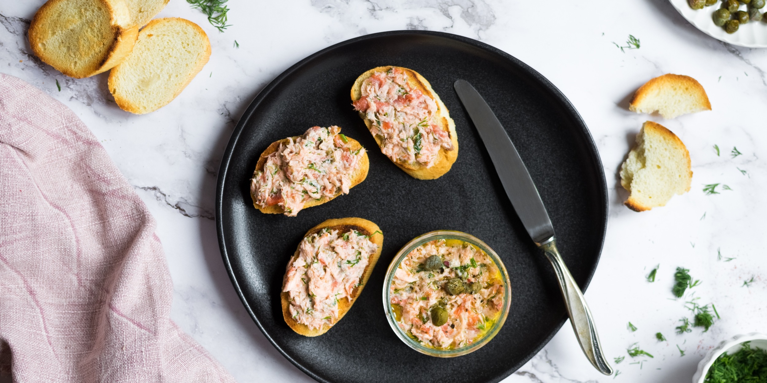 Мусс из зелёного масла с сёмгой на хлебе Намазка на хлеб: мусс из зелёного масла с сёмгой