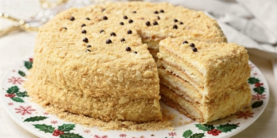 Хрустящий торт «Наполеон» с ароматным кремом из варёной сгущёнки