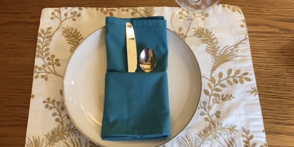 Как красиво сложить бумажные и тканевые салфетки кармашком