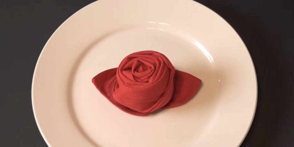 Как красиво сложить тканевые салфетки на праздничном столе в виде розы