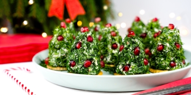 Порционный салат в виде ёлочек с копчёной курицей и гранатом