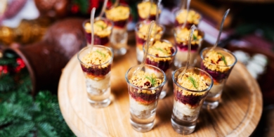 Лёгкая селёдка под шубой без майонеза в рюмках для фуршета