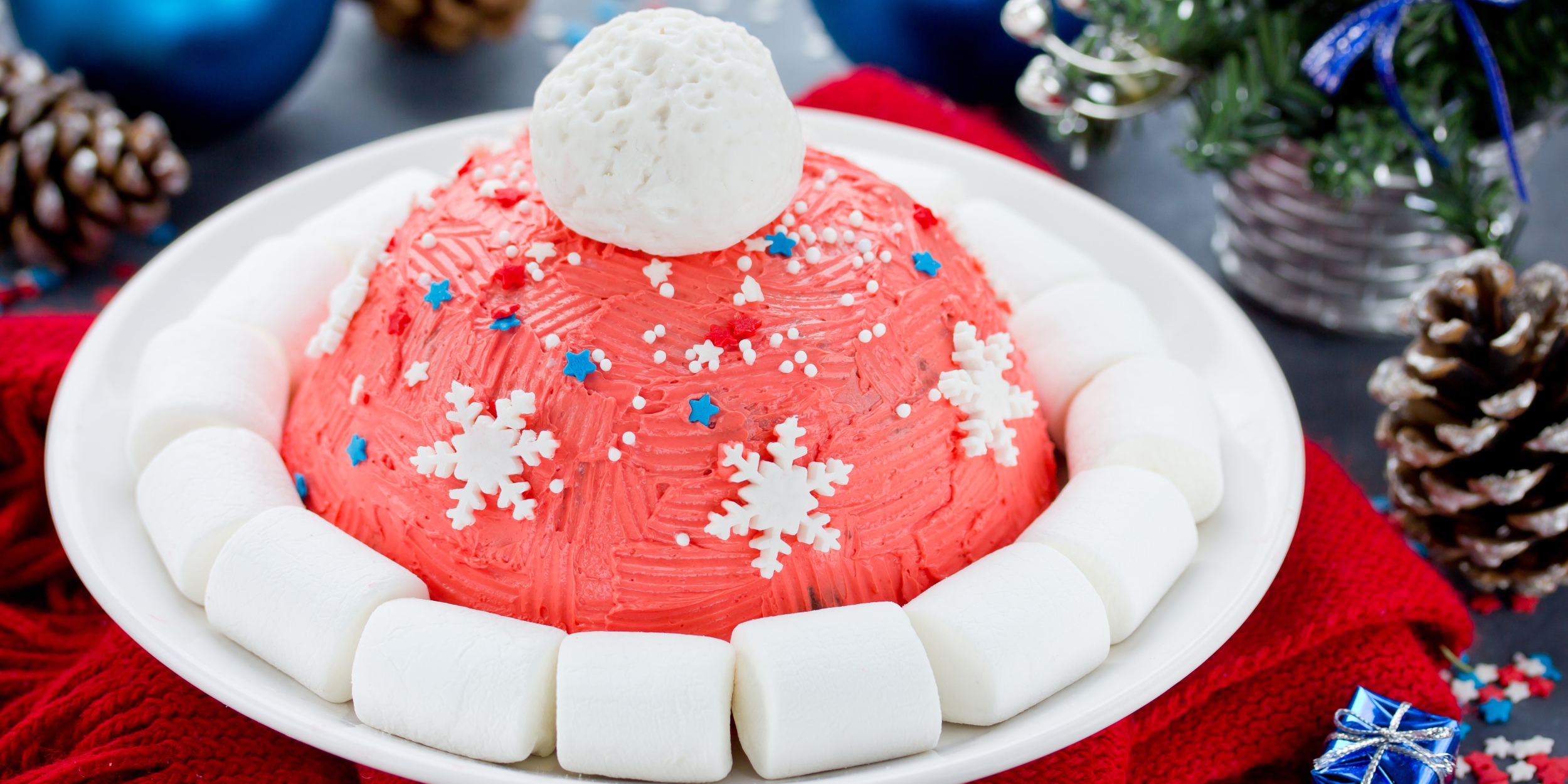 Торт «Шапка Деда Мороза» с ванильным бисквитом и яблочной начинкой: рецепт